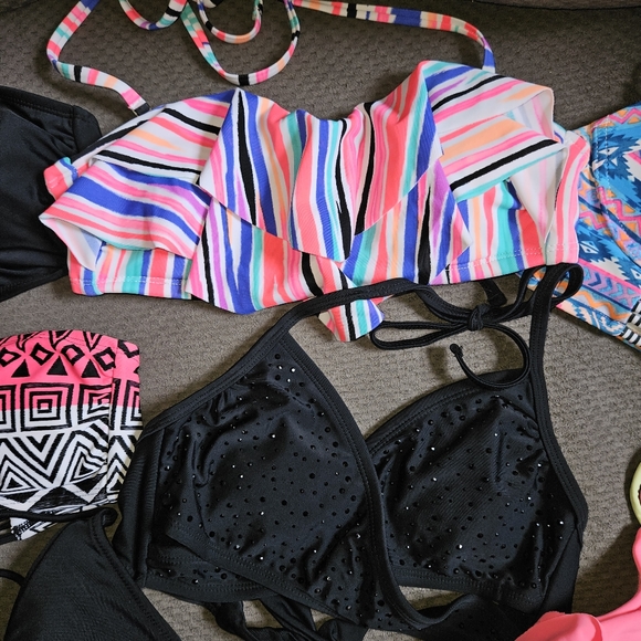 Bundle of 7 bikini tops - Picture 3 of 10